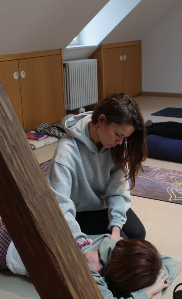 Alina Mavis Teacher für Embodiment, Somatic Yin und Somatic Movement